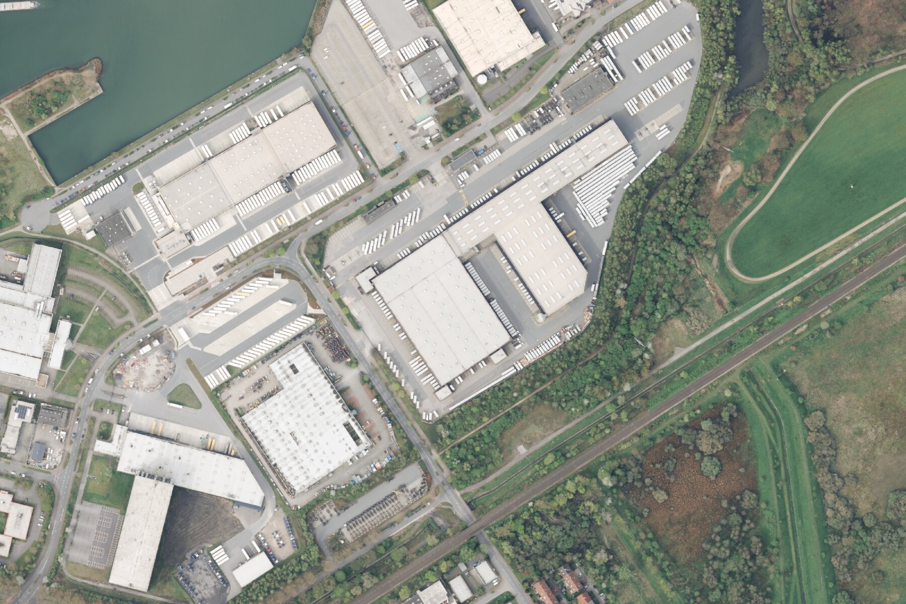 Amtliches Luftbild einer Industrieanlage, Ausschnitt