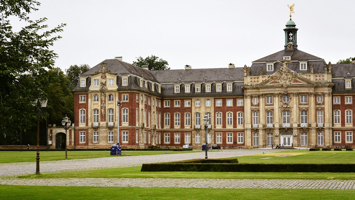Verwaltungsgebäude mit Vorplatz