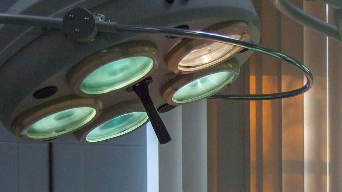 OP-Leuchten in einem Operationssaal