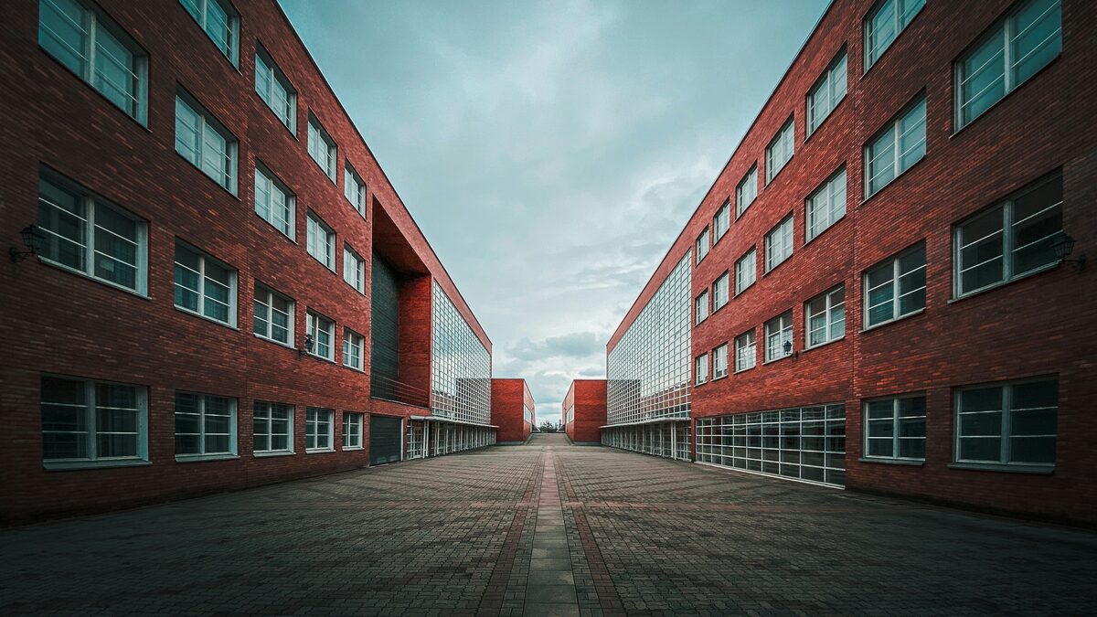 Backsteingebäude mit großen Fensterfronten