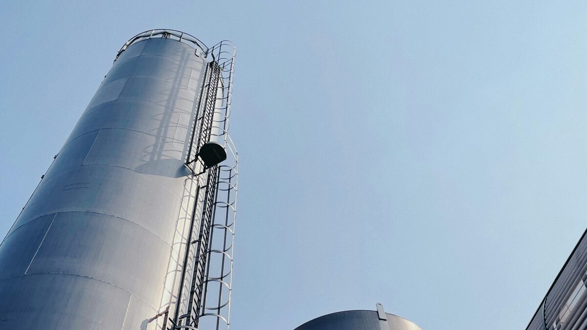 Edelstahltanks vor blauem Himmel